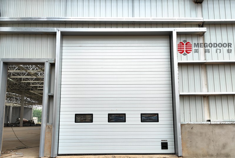 合肥夹芯保温板工业提升门:高效节能与安全防护的完美结合缩略图 合肥夹芯保温板工业提升门:高效节能与安全防护的完美结合缩略图