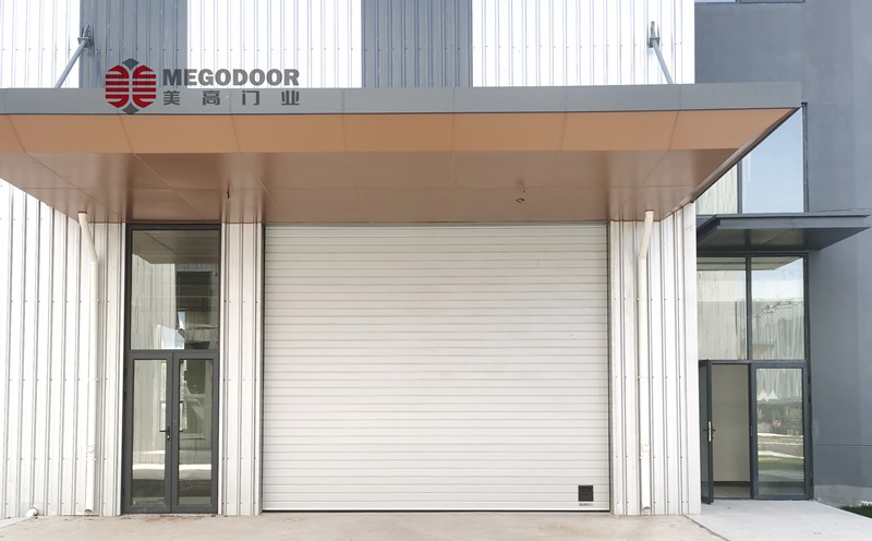 合肥抗风电动遥控工业提升门:强风环境下的坚固守护者缩略图 合肥抗风电动遥控工业提升门:强风环境下的坚固守护者缩略图