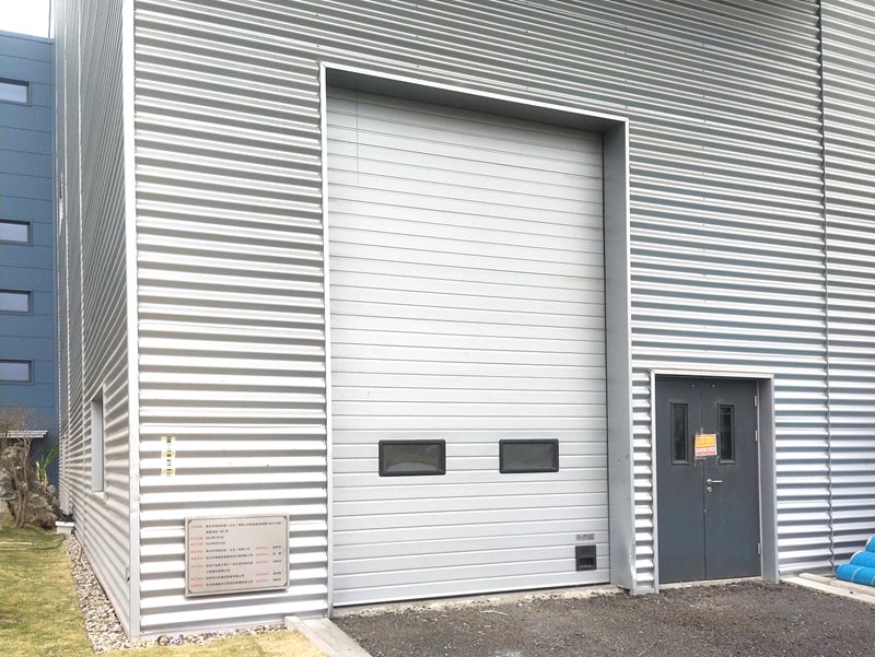 合肥夹芯保温板工业提升门:高效节能与安全的完美结合插图1 合肥夹芯保温板工业提升门:高效节能与安全的完美结合插图1