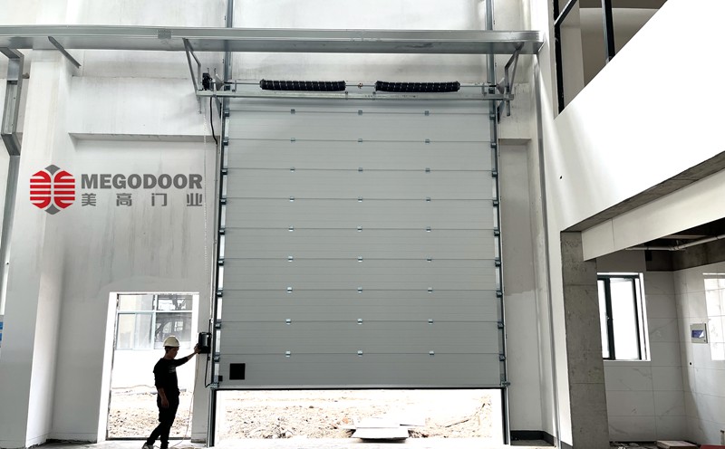 合肥工厂如何选择适合自己的电动垂直提升门？插图